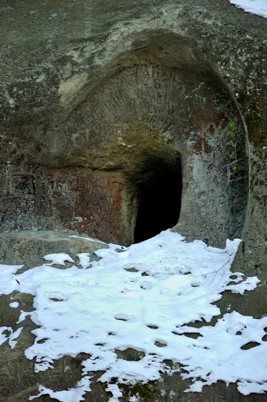 Пещерный монастырь возле села Розгирче. Фото Сергей Томас.