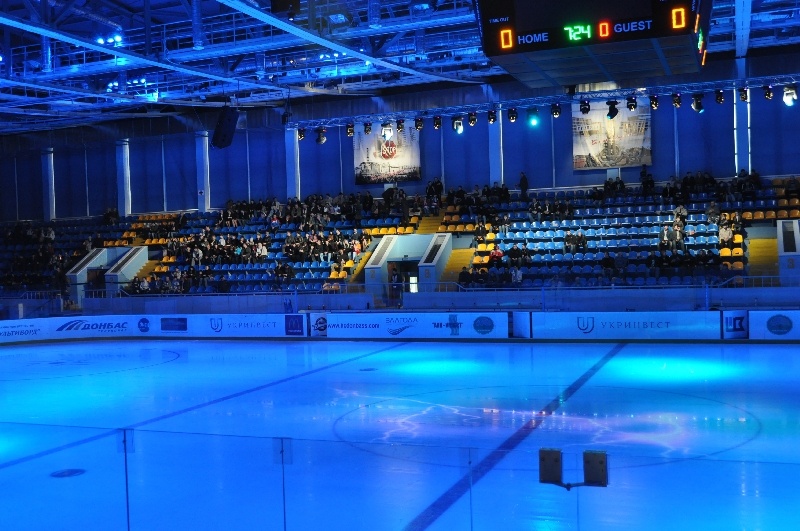 товарищеский матч между хоккейным клубом "Донбасс" (Украина) и объединенной командой молодёжной хоккейной лиги "Красные звёзды (Россия)