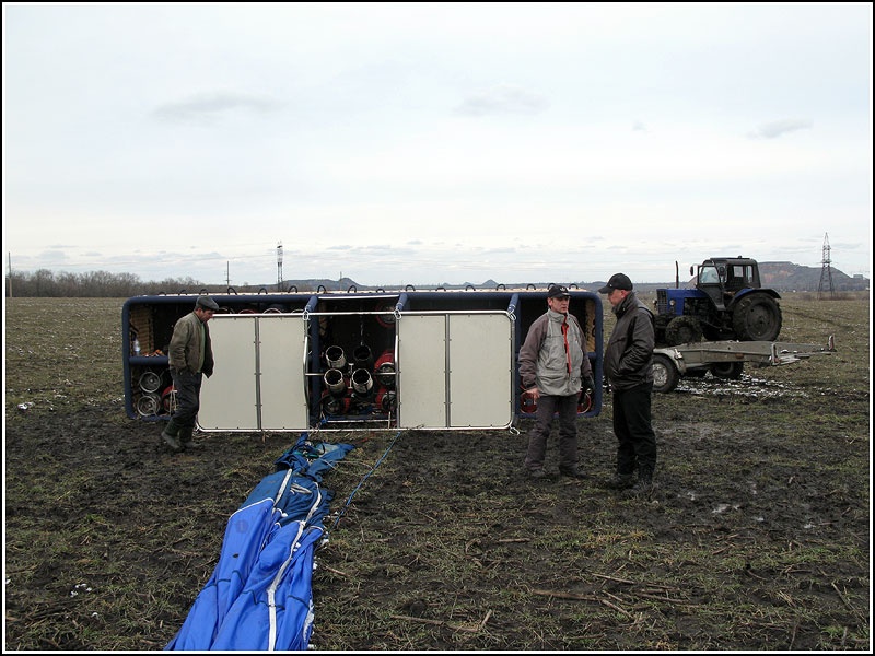 Работа команды сопровождения Киевского воздухоплавательного общества по окончании рекордного полета 27 марта 2011 года