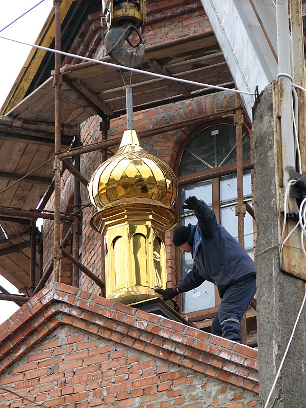 Установка главного креста на храм святых Константина и Елены в г. Красноармейске