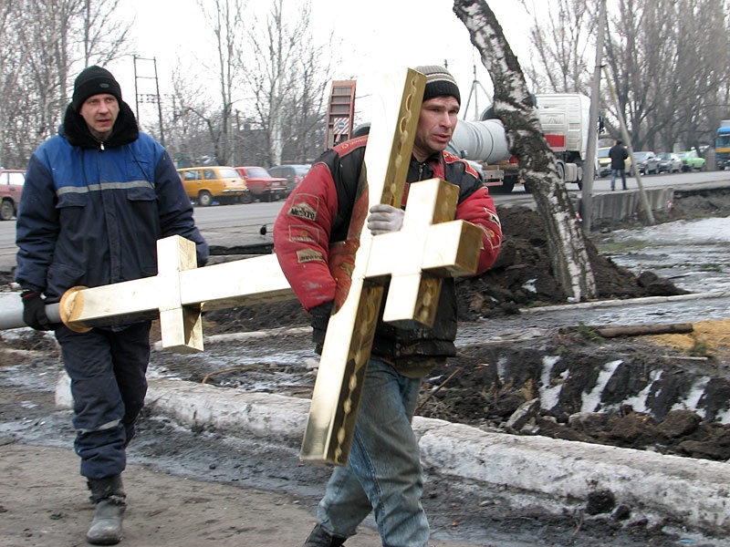 Установка главного креста на храм святых Константина и Елены в г. Красноармейске