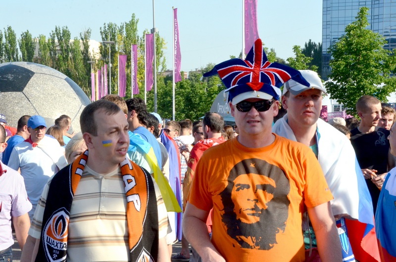 футбольные фанаты в Донецке