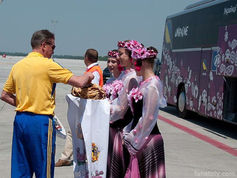 Сборная Украины по футболу прилетела в Донецк