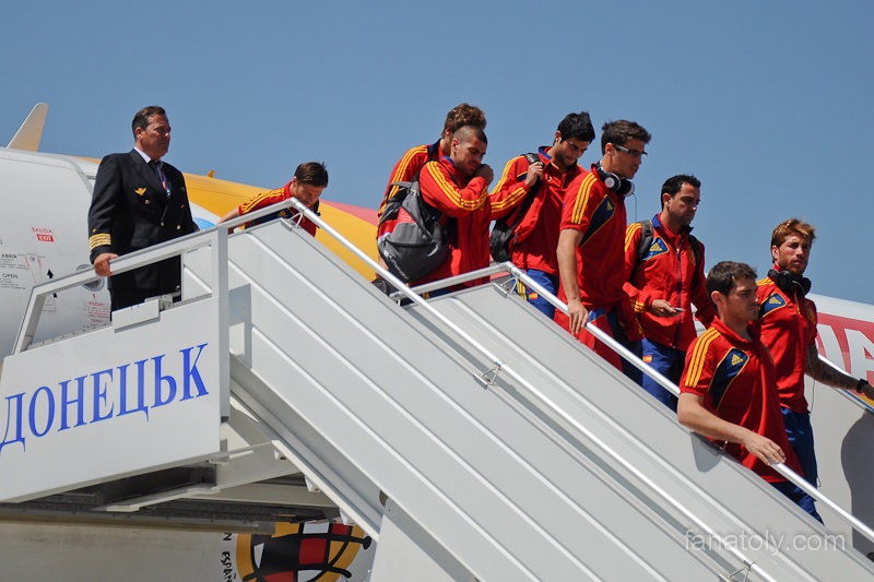 Сборная Испании прилетела в Донецк