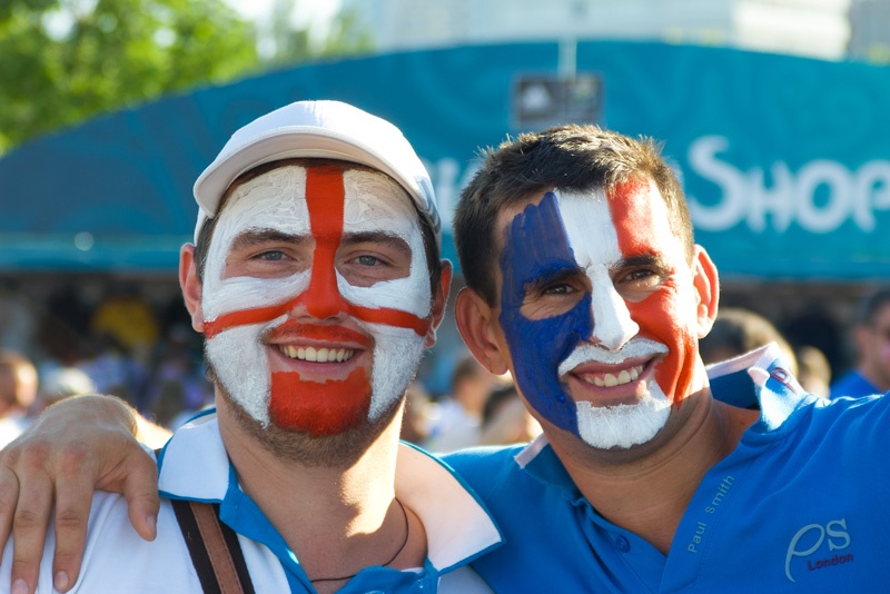 Английские и французские футбольные фанаты в Донецке
