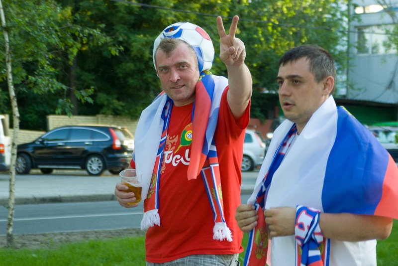 Английские и французские футбольные фанаты в Донецке