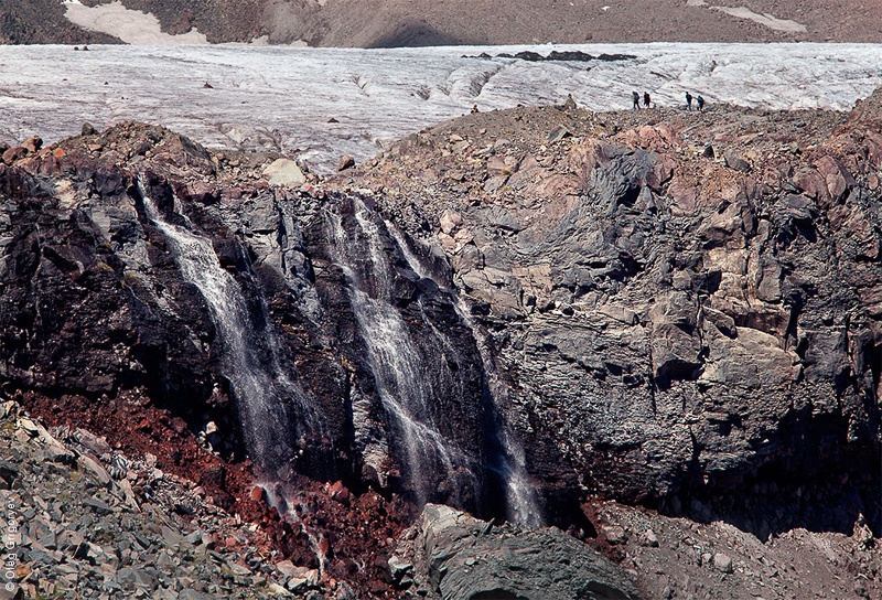 Водопад у Гергетского ледника