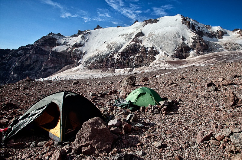 палатки у подножия горы