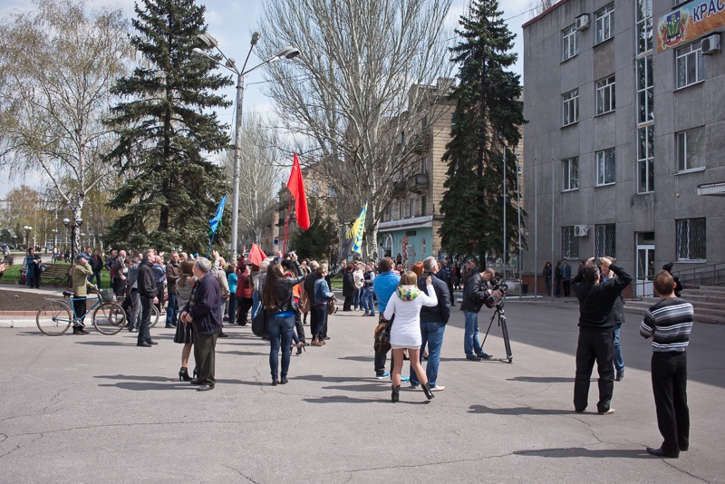 Флаг Донецкой республики в Красноармейске