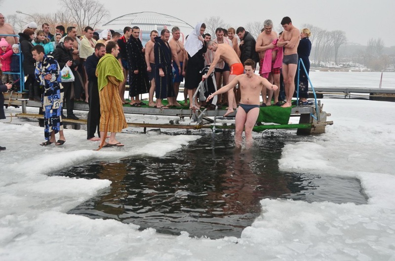 купание в проруби в Донецке 2015