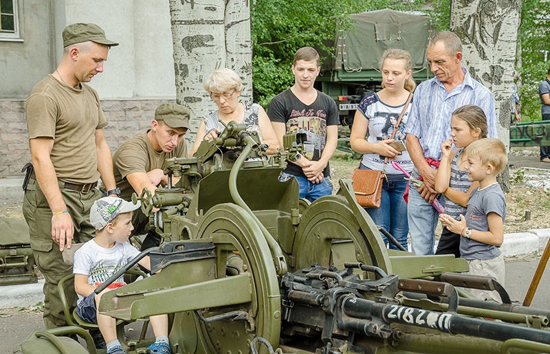 Выставка военной техники и вооружения в Покровске