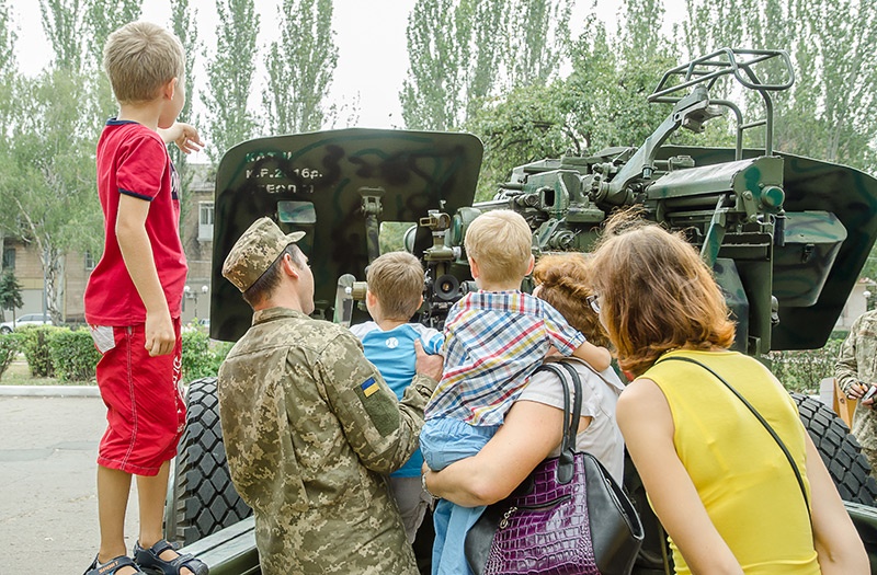 Выставка военной техники и вооружения в Покровске